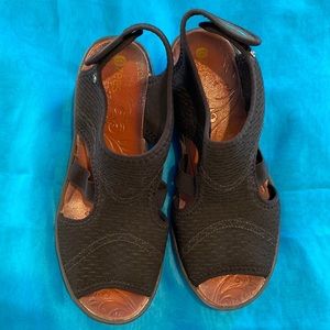 BZees Black Dream Platform Wedge Sandals 10m